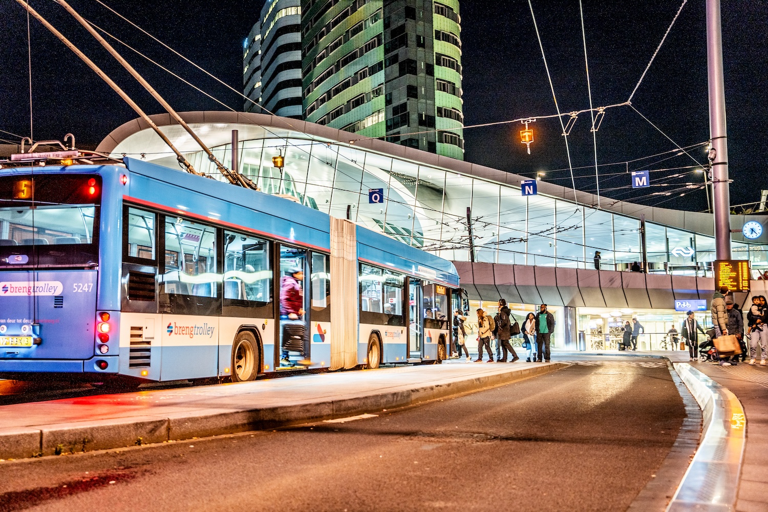 W NOVEX1. VR Bus Station Arnhem Avond